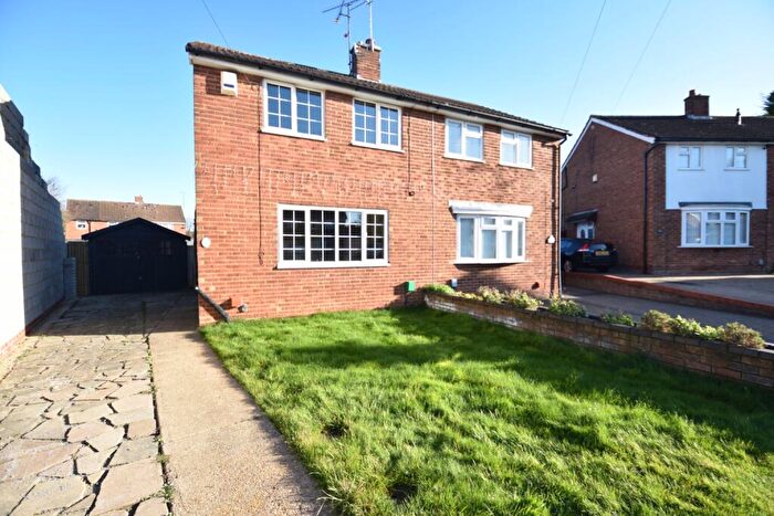 2 Bedroom Semi-Detached House To Rent In Lilac Grove, Luton, Bedfordshire, LU3