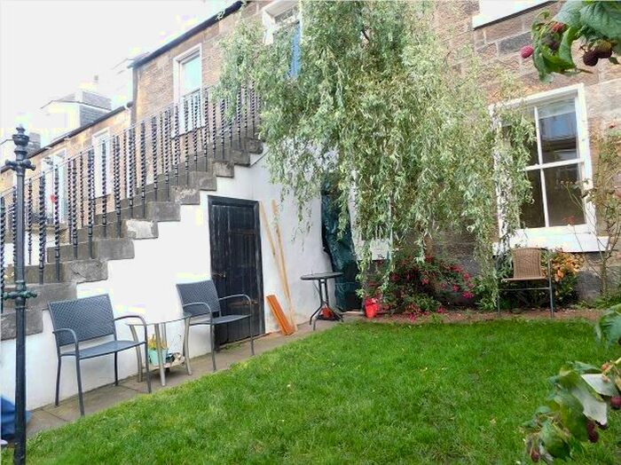 3 Bedroom Flat To Rent In Waverley Place, Edinburgh, EH7