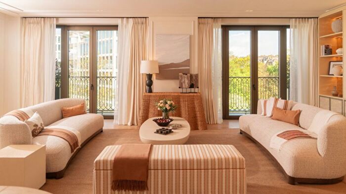 4 Bedroom Flat For Sale In Holland Park Gate, Kensington High Street, London, W8