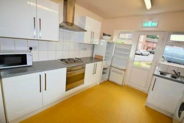 6 Bedroom Semi-Detached House To Rent In Clifton Boulevard, Nottingham, NG7