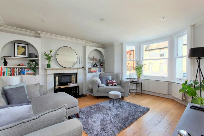 2 Bedroom Flat To Rent In Northcote Road, Between The Commons, SW11