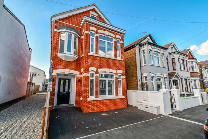 2 Bedroom Apartment For Sale In Southview Drive, Westcliff-On-Sea, SS0