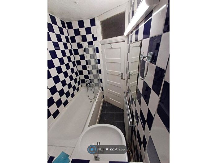 2 Bedroom Flat To Rent In Cresta Court, London, W5