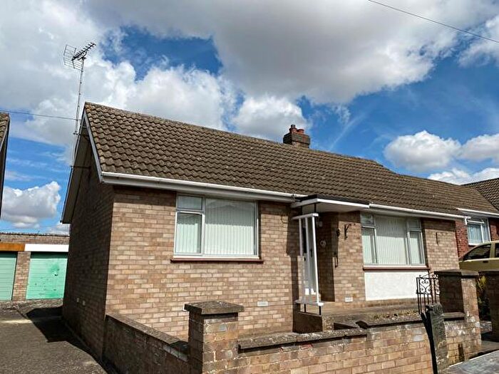 2 Bedroom Bungalow To Rent In South Close, Rushden, NN10