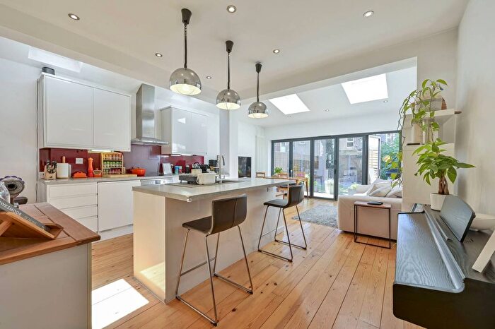 2 Bedroom Flat To Rent In Oxford Avenue, Wimbledon, London, SW20