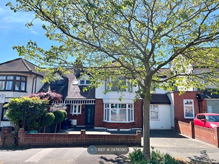 3 Bedroom Semi-Detached House To Rent In Bressey Grove, London, E18