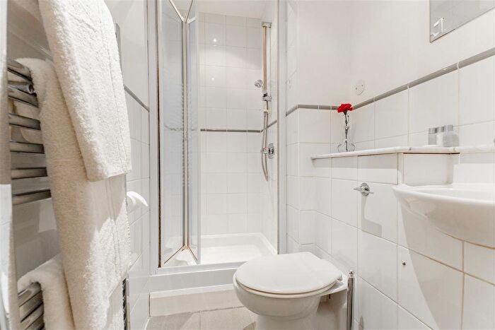 2 Bedroom Flat To Rent In Bride Court, London, EC4Y