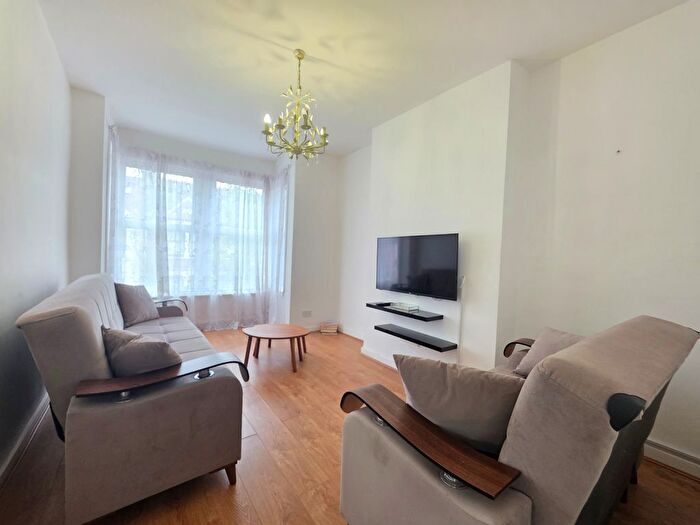 1 Bedroom Flat To Rent In Oakland Road, Crickelwood, NW2