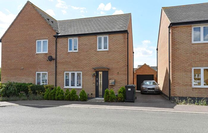 3 Bedroom Semi-Detached House For Sale In Barleyfield Way, Huntingdon, PE29