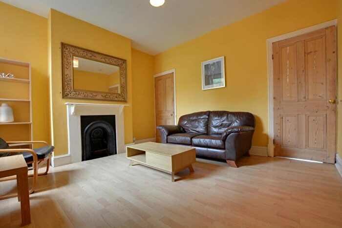 3 Bedroom Terraced House For Sale In Lytton Road, Clarendon Park, Leicester, LE2