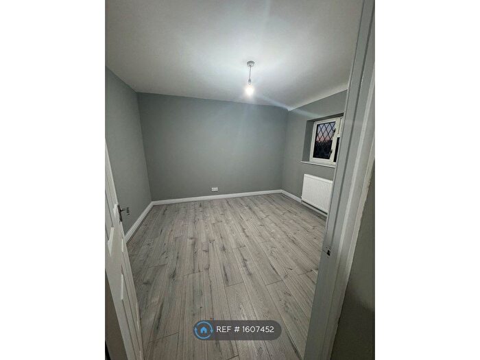 1 Bedroom Flat To Rent In East Thorpe, Basildon, SS14