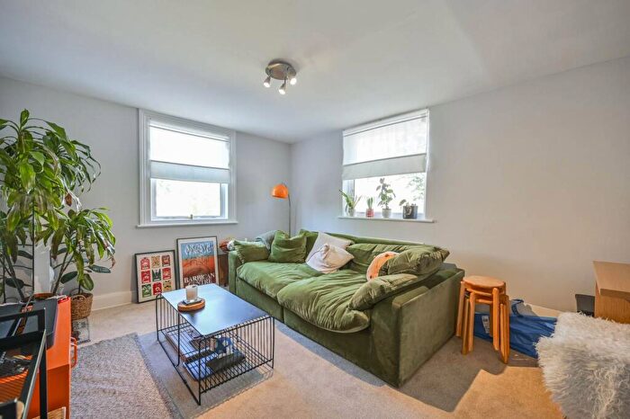 2 Bedroom Flat For Sale In Oakfield Road, Stroud Green, London, N4