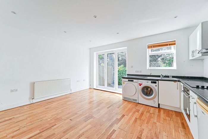 2 Bedroom Flat To Rent In Riggindale Road, Streatham, London, SW16