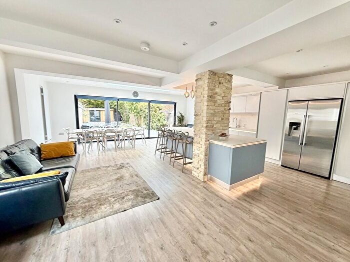 4 Bedroom Detached House For Sale In Clarendon Close, Broadstone, BH18