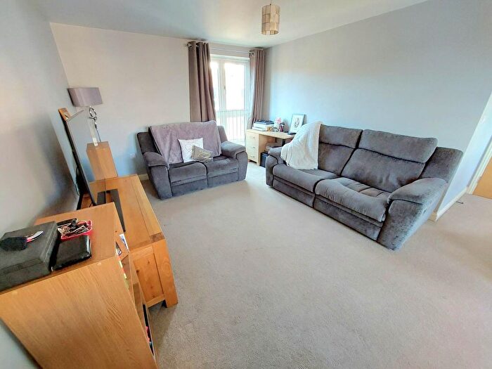 2 Bedroom Flat For Sale In Edge Street, Aylesbury, HP19