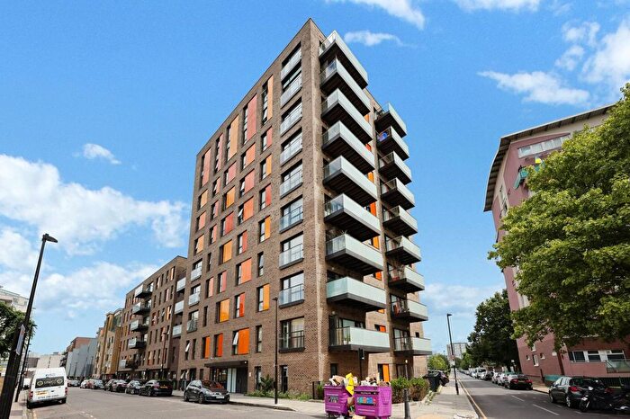 2 Bedroom Flat To Rent In Clubhouse Apartments, Tower Hamlets, London, E14