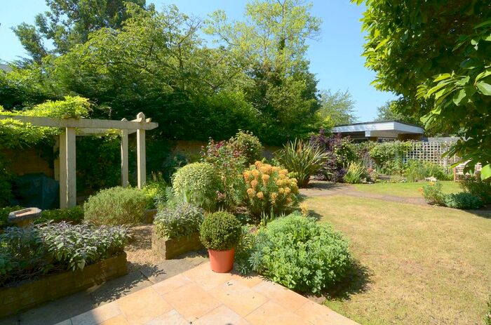 6 Bedroom Detached House To Rent In West Road, London, W5