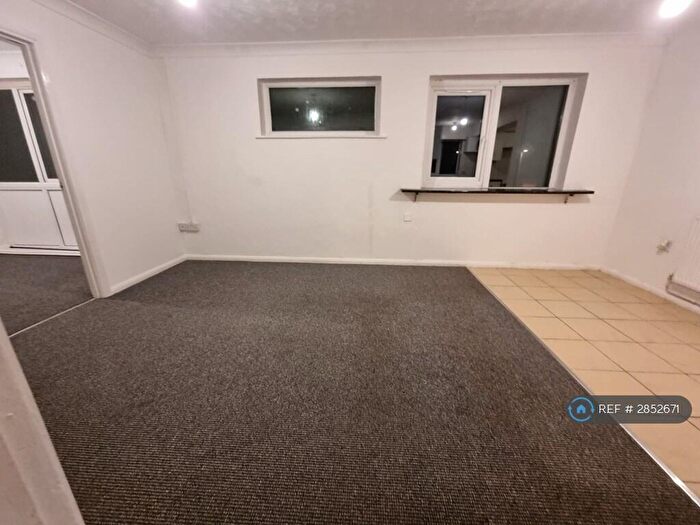 3 Bedroom Flat To Rent In Blenheim Walk, Corby, NN18