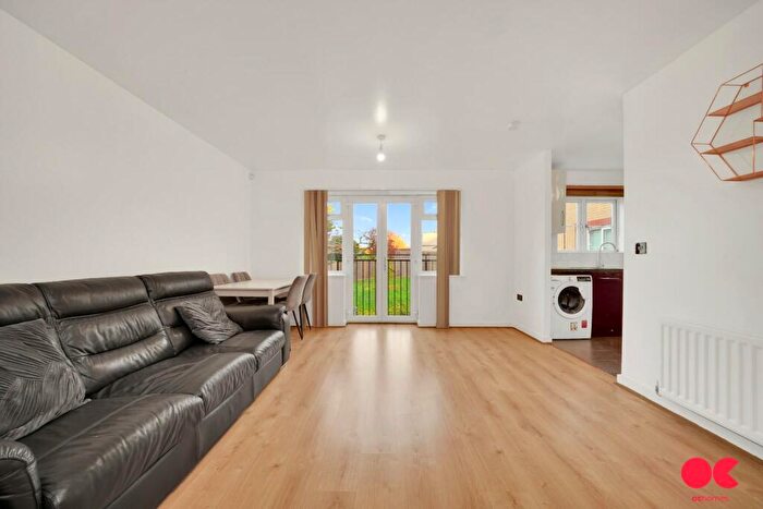 2 Bedroom Flat To Rent In Herent Drive, Clayhall, IG5