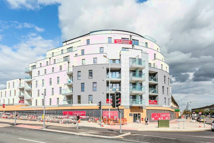 2 Bedroom Flat To Rent In Landmark House, The Broadway, IG10