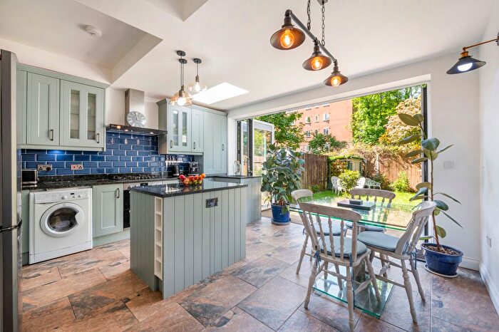 3 Bedroom Terraced House To Rent In St. Pauls Road, Islington, N1