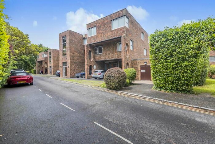 2 Bedroom Flat To Rent In Woking, Surrey, KT13