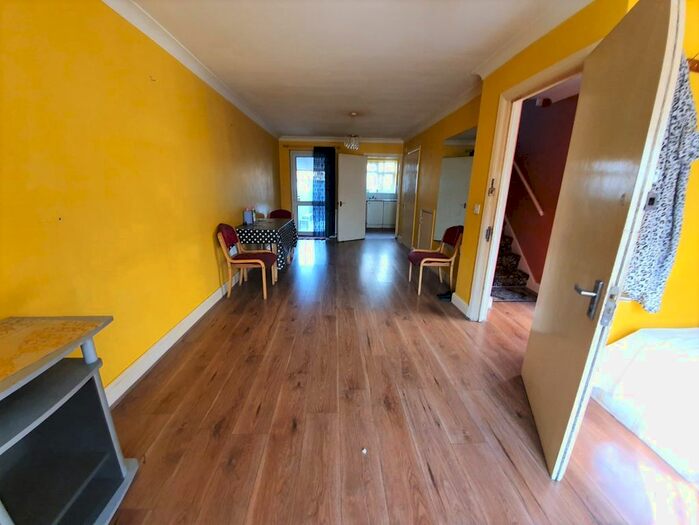 3 Bedroom Terraced House To Rent In Fifth Avenue, Manor Park, E12