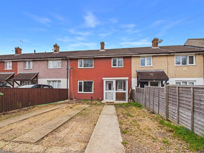 3 Bedroom Terraced House For Sale In Grafton Road, Quarrendon, Aylesbury, HP19