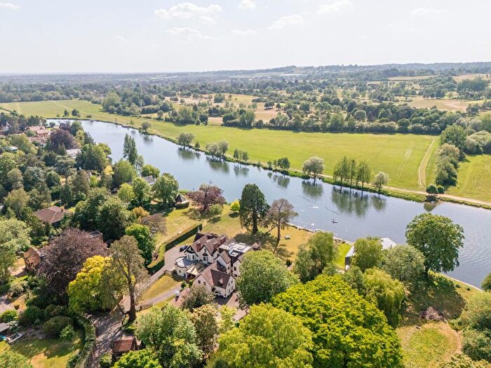 2 Bedroom Flat For Sale In Riversdale, Bourne End, SL8