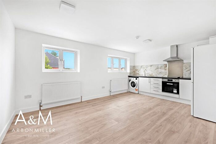 1 Bedroom Flat To Rent In Limes Avenue, Chigwell, IG7