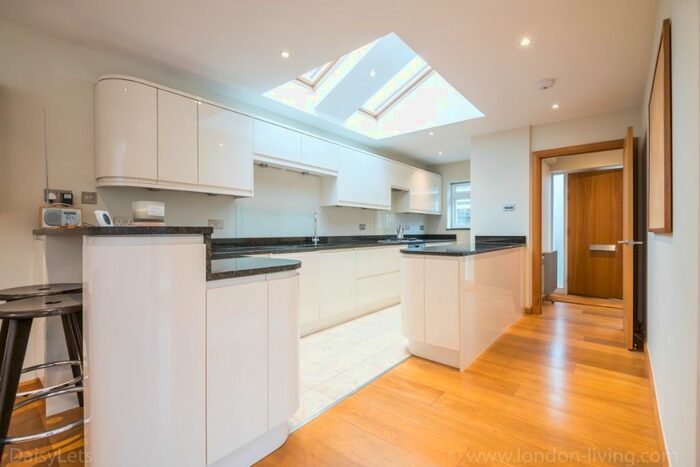 2 Bedroom Bungalow To Rent In Courtmead Close, Herne Hill, London SE24