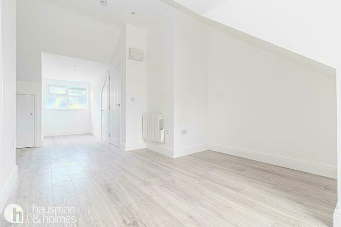 Flat To Rent In Church Road, Hendon, NW4