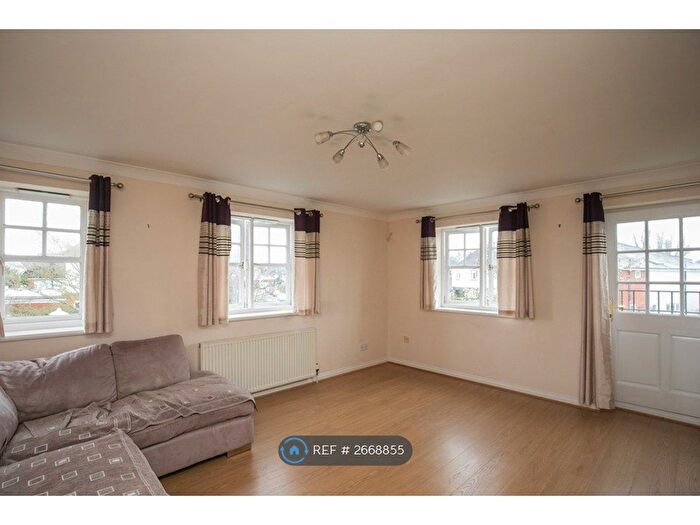 2 Bedroom Flat To Rent In Kings Gate, Woking, GU21