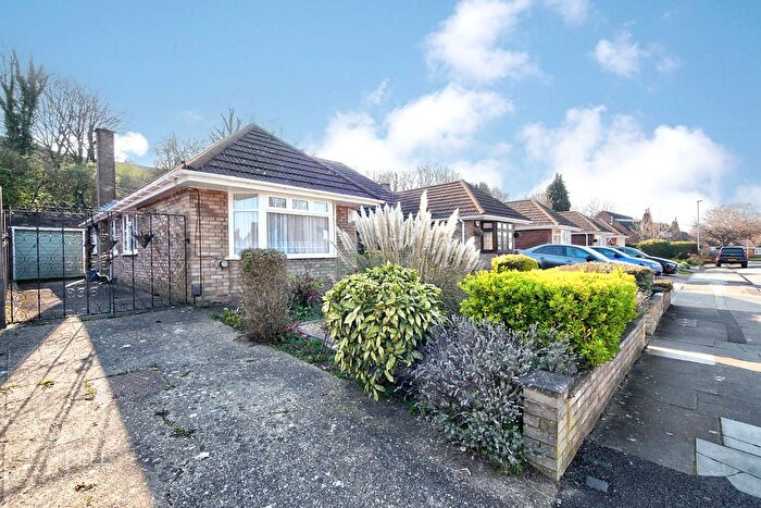 3 Bedroom Semi Detached Bungalow For Sale In Runley Road, Luton, Bedfordshire, LU1