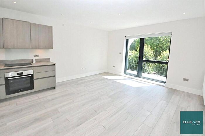 2 Bedroom Apartment To Rent In Woodside Park Road, London, N12