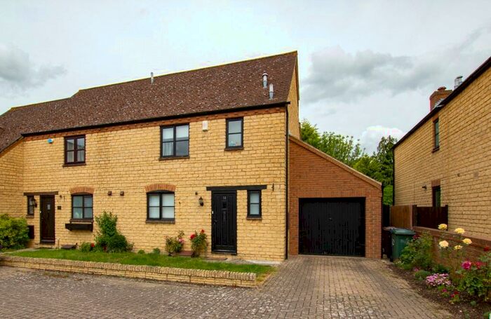 3 Bedroom Semi-Detached House To Rent In Foxdown Close, Kidlington, Oxfordshire, OX5