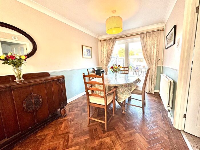 3 Bedroom Terraced House For Sale In Mark Close, Bexleyheath, DA7