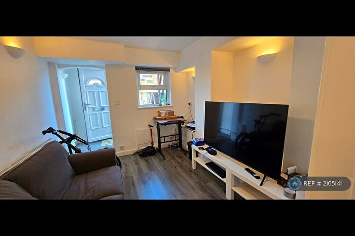 1 Bedroom Flat To Rent In Kirkstall Lane, Leeds, LS5