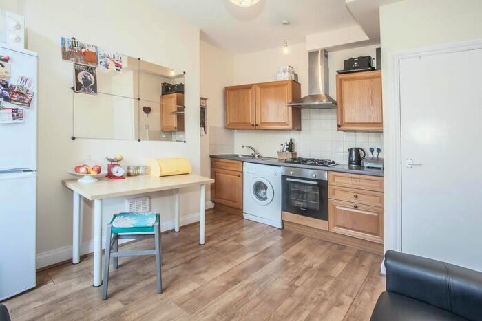 2 Bedroom Flat To Rent In Loftus Road, Shepherds Bush, London W12