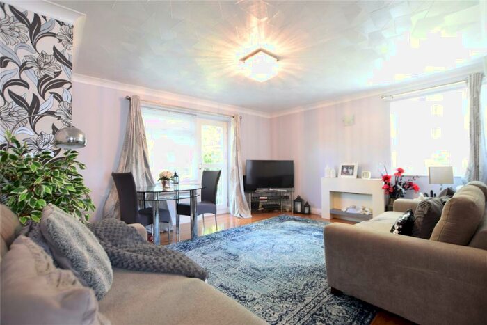 2 Bedroom Apartment To Rent In Valerie Court, Bath Road, Reading, Berkshire, RG1