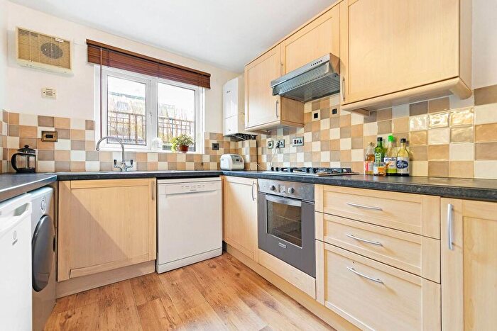 2 Bedroom Flat To Rent In St James's Drive, Wandsworth Common, London, SW12