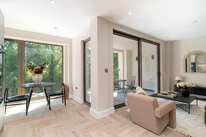 3 Bedroom Flat For Sale In Smitham Bottom Lane, Purley, CR8
