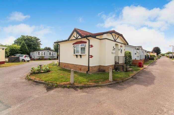 2 Bedroom Park Home For Sale In Ash Grove, Wilstead, MK45