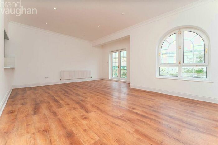 3 Bedroom Flat To Rent In Wellington Court, Brighton Marina, BN2