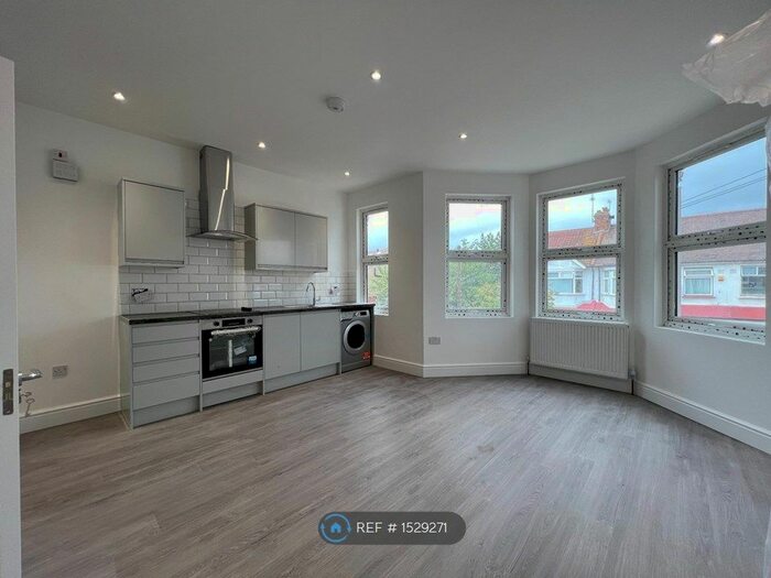 3 Bedroom Flat To Rent In Downhills Park Road, London, N17