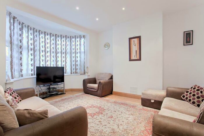 5 Bedroom Semi-Detached House To Rent In Temple Gardens, Temple Fortune, NW11