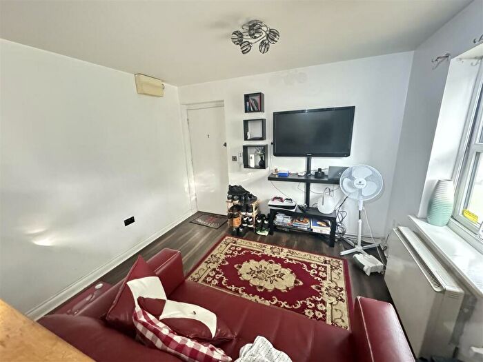 1 Bedroom Flat For Sale In Gloucester Court, Dock Road, Tilbury, RM18