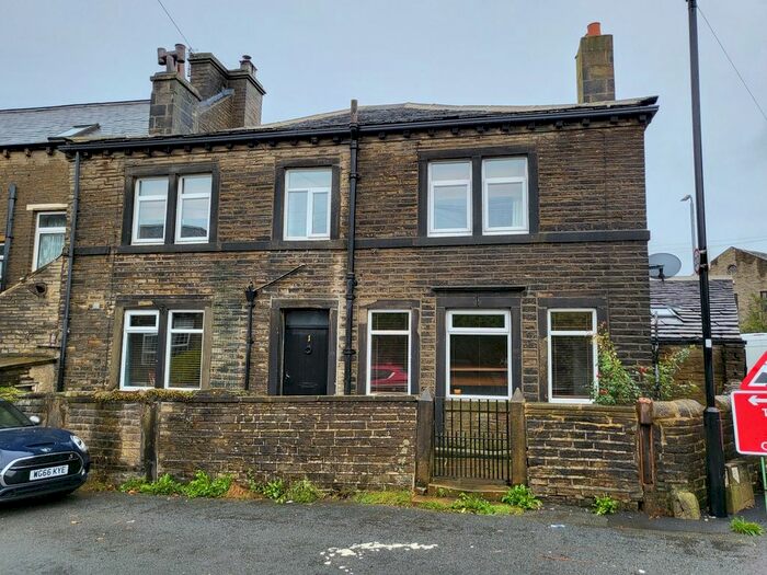 2 Bedroom End Of Terrace House To Rent In Bowling Green Road, Stainland, HX4