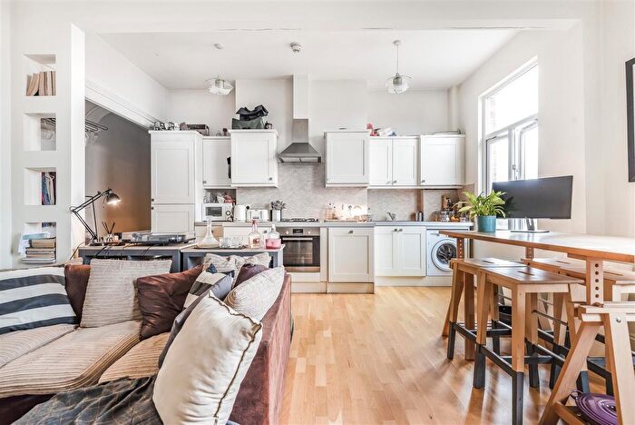 3 Bedroom Flat To Rent In St Pauls Avenue, London, NW2