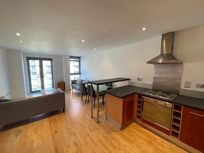 2 Bedroom Flat To Rent In Gotts Road, Leeds, West Yorkshire, LS12